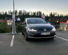 VW électrique à une station de superchargeurs Tesla en Europe (image : OfficialQzf/Reddit)