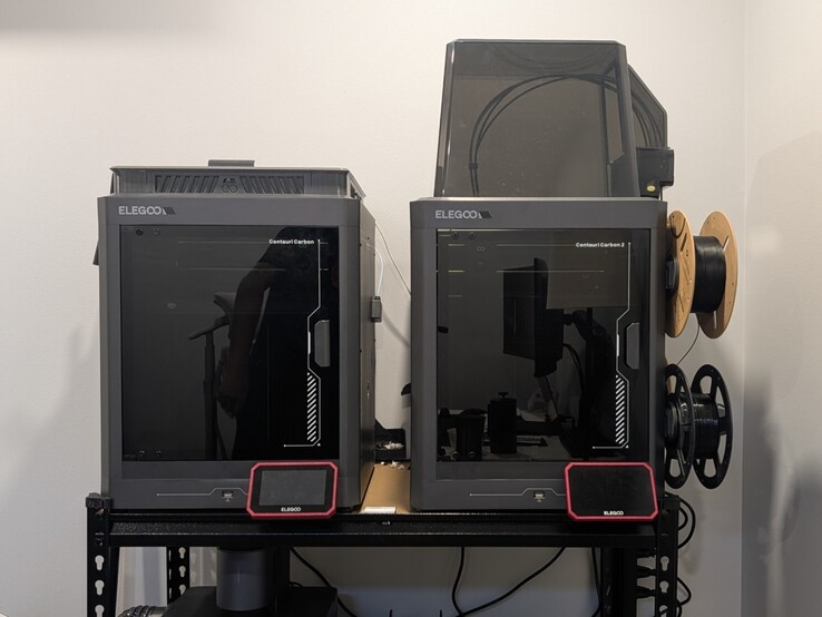 Elegoo Centauri Carbon (à gauche) et Centauri Carbon 2 Combo (à droite).