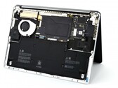 L'intérieur du Surface Laptop 7 est facilement accessible. (Image : iFixit)