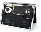 L'intérieur du Surface Laptop 7 est facilement accessible. (Image : iFixit)