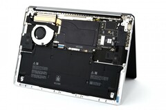 L&#039;intérieur du Surface Laptop 7 est facilement accessible. (Image : iFixit)
