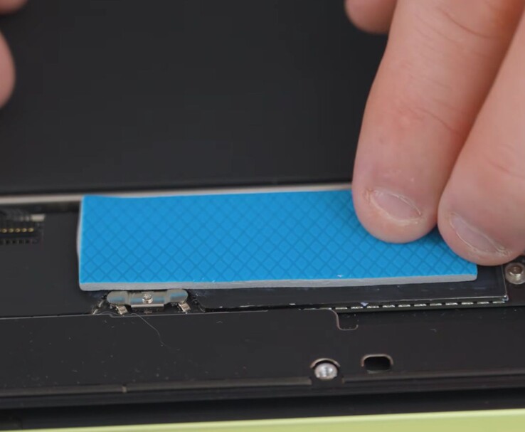 Installation d'un coussin thermique sur le processeur du MacBook Neo pour améliorer le refroidissement