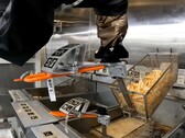 Des entreprises technologiques de Pasadena s'associent pour lancer CaliExpress, un fast-food où des robots cuisinent eux-mêmes des hamburgers et des frites en Californie