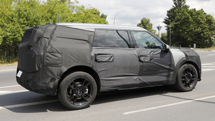 La Kia EV9 a été aperçue en train de faire des essais sur route en Europe.