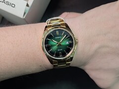 La dernière montre habillée abordable de Casio associe un cadran vert éclatant à une lunette cannelée