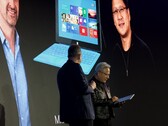 Huang accepte la Surface RT : derrière lui se trouve une photo de la présentation de 2012.