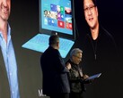 Huang accepte la Surface RT : derrière lui se trouve une photo de la présentation de 2012.