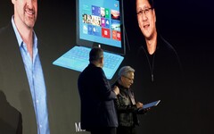 Huang accepte la Surface RT : derrière lui se trouve une photo de la présentation de 2012.
