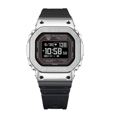 Casio G-Shock GM-H5600-1 avec un boîtier en métal argenté et un écran LCD inversé.