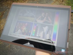 HP Spectre Folio 13 - À l'extérieur par jour nuageux.