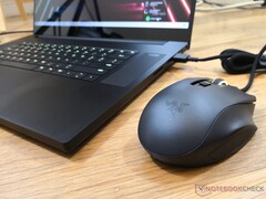 La souris Razer Naga X MMO est très performante, mais elle pourrait utiliser davantage de couleurs RVB