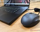 La souris Razer Naga X MMO est très performante, mais elle pourrait utiliser davantage de couleurs RVB