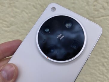 L'Oppo Find X8 Ultra en revue. (Source de l'image : Marcus Herbrich/Notebookcheck)