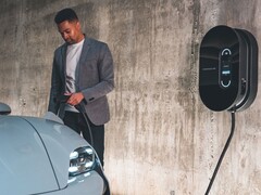 Un nouveau chargeur embarqué de 19,2 kW pour la Porsche Taycan réduit de près de moitié le temps nécessaire pour charger la batterie du véhicule électrique à 100 %. (Image source : Porsche)