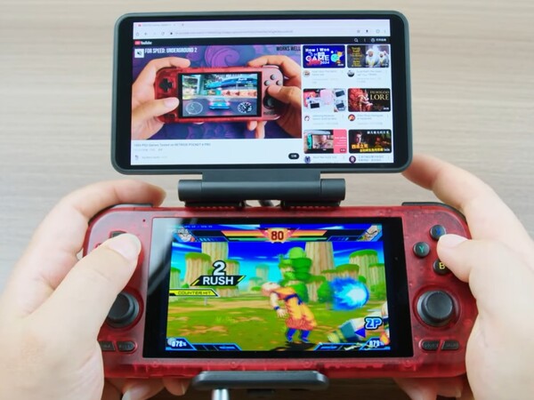 Extrait d'une vidéo montrant l'utilisation du Dual Screen Add-on avec un Retroid Pocket 4 Pro. (Source de l'image : Retroid)