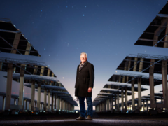 (Sur la photo, le scientifique John Sandusky au milieu des héliostats du National Solar Thermal Test Facility (Nouveau-Mexique). (Source de l'image : Craig Fritz)