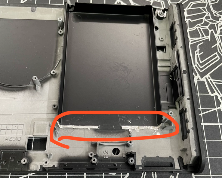 La zone de la pièce qui doit être découpée sur un Switch 2 pour s'adapter à la nouvelle batterie