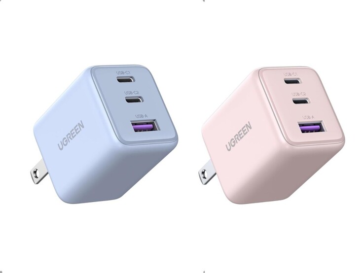 Le chargeur Ugreen GaN 30W en bleu et rose