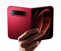Le Xiaomi 18 Fold est disponible en deux nuances d’or, en rouge et en noir.