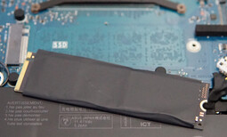 Le SSD est solidement enfermé pour une meilleure dissipation de la chaleur