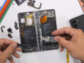 Le Magic V2 partiellement assemblé. (Source : JerryRigEverything via YouTube)