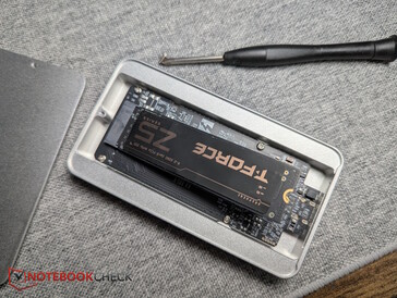 Insérer un disque SSD