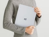 La version grand public du Surface Laptop 6 pourrait être plus performante que sa sœur "pour les entreprises", cette dernière étant illustrée. (Source de l'image : Microsoft)