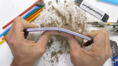 Le Z Flip3 peut-il survivre ? (Source : JerryRigEverything via YouTube)