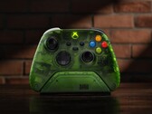 La station de recharge Ultimate de 8BitDo pour manettes Xbox présente la même couleur verte translucide que la Xbox d'origine/