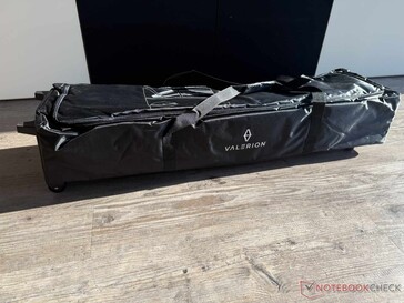 L'écran d'extérieur est livré dans un sac muni de roulettes de transport.