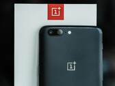 Le OnePlus 5 peut maintenant être mis à jour en toute sécurité sur Android 10, apparemment. (Source de l'image : AndroidPIT)