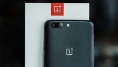 Le OnePlus 5 peut maintenant être mis à jour en toute sécurité sur Android 10, apparemment. (Source de l'image : AndroidPIT)