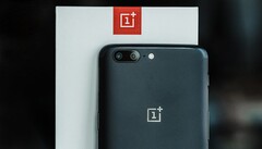 Le OnePlus 5 peut maintenant être mis à jour en toute sécurité sur Android 10, apparemment. (Source de l&#039;image : AndroidPIT)