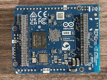 Il y a également deux connecteurs supplémentaires à l'arrière (source de l'image : Notebookcheck)