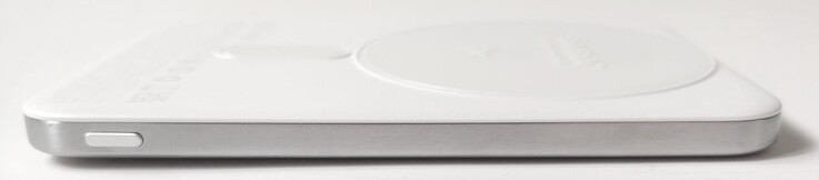 Bouton d'alimentation sur le bord gauche.