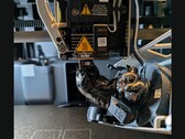 Un blob de filament sur la buse de l'imprimante 3D de Bambu Lab