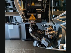 Un blob de filament sur la buse de l'imprimante 3D de Bambu Lab