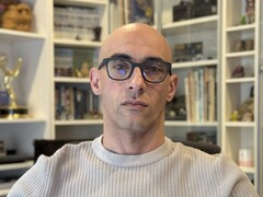 Les lunettes Halo AI de Brilliant Labs sont dotées d'un minuscule affichage tête haute microOLED de 0,2 pouce (Source de l'image : Brilliant Labs)