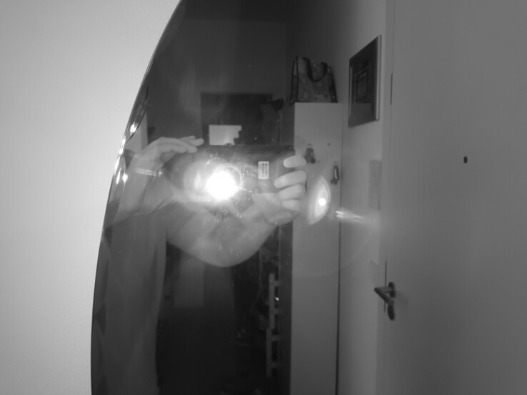 Dans le miroir, vous pouvez voir que la lumière infrarouge agit comme un flash pour la vision nocturne.