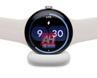 La "Pixel Watch 4" sur un chargeur. (Source de l'image : Android Headlines)
