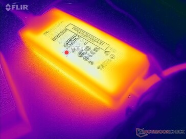 L'adaptateur CA peut devenir très chaud, à près de 60 °C, lorsqu'il est soumis à des charges élevées