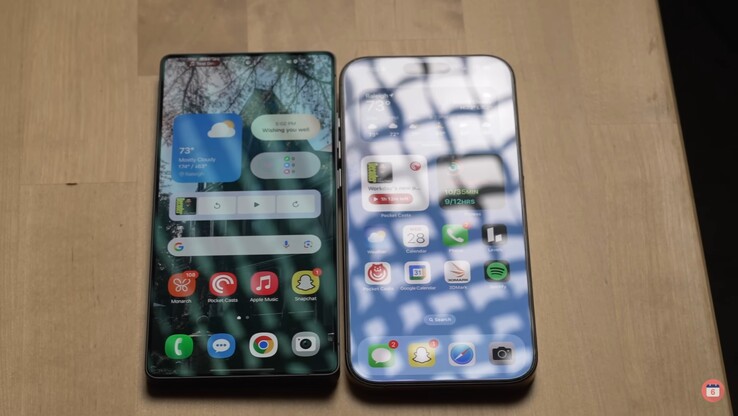 Galaxy Réflectivité de l'écran du S25 Ultra par rapport à celui de l'iPhone 16 Pro Max. (Source de l'image : 6 Months Later sur YouTube)