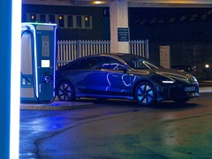 Un véhicule électrique Hyundai en train de se recharger à une station de recharge moderne (Image source : Yrka Pictured via Unsplash ; recadré)