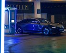 Un véhicule électrique Hyundai en train de se recharger à une station de recharge moderne (Image source : Yrka Pictured via Unsplash ; recadré)