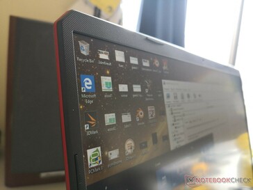Les bordures d'écran en plastique du TUF FX505DY sont texturées, à la différence de beaucoup d'autres portables à petit prix. Notez les reflets, même à l'intérieur.