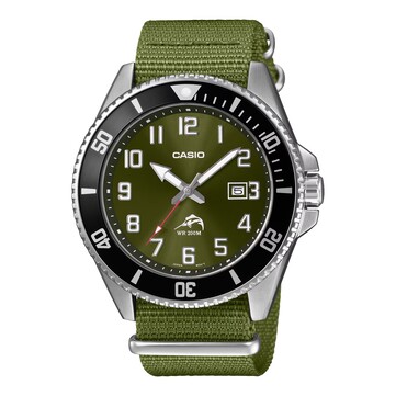 Montre de plongée Casio Duro MDV106C-3AV avec cadran soleillé vert olive, grands chiffres arabes, lunette noire, boîtier en acier inoxydable et bracelet en tissu vert assorti.