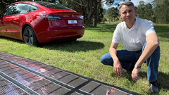 Cette Tesla est partie pour un voyage de 9 380 miles alimentée par des panneaux solaires (image : Charge Australia)
