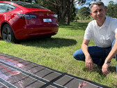 Cette Tesla est partie pour un voyage de 9 380 miles alimentée par des panneaux solaires (image : Charge Australia)
