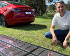 Cette Tesla est partie pour un voyage de 9 380 miles alimentée par des panneaux solaires (image : Charge Australia)