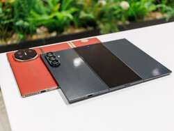 Huawei Mate XT (ci-dessous) et Samsung Galaxy Z TriFold